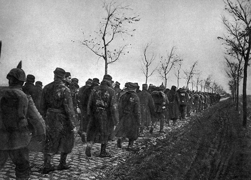 Kolumna jeńców belgijskich w drodze do obozu. Żołnierzy pojmanych w pierwszych tygodniach wojny czekała długa, czteroletnia niewola. Ich sytuację regulowały konwencje międzynarodowe, gwarantujące humanitarne traktowanie, prawo do korespondencji z rodziną, ale i obowiązek pracy na rzecz przeciwnika. Kolumna jeńców belgijskich w drodze do obozu. Żołnierzy pojmanych w pierwszych tygodniach wojny czekała długa, czteroletnia niewola. Ich sytuację regulowały konwencje międzynarodowe, gwarantujące humanitarne traktowanie, prawo do korespondencji z rodziną, ale i obowiązek pracy na rzecz przeciwnika.