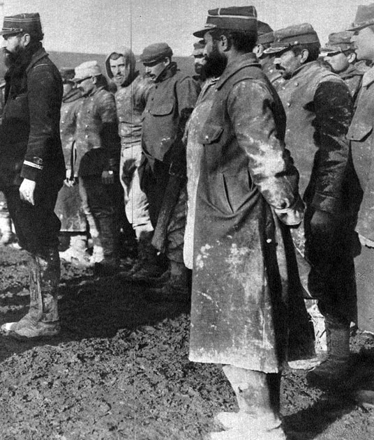Francuzi w niewoli niemieckiej. Zabłoceni, zmęczeni, z zażenowaniem odwracający twarze od obiektywu aparatu. Niewola oznaczała dla aliantów konieczność poddania się woli wrogów, których propaganda Ententy przedstawiała jako hordy niosące zagrożenie dla cywilizacji. Długa rozłąka z bliskimi, poczucie bezsilności rodziły frustrację, z którą dawni jeńcy powracali po wojnie do swych krajów. Francuzi w niewoli niemieckiej. Zabłoceni, zmęczeni, z zażenowaniem odwracający twarze od obiektywu aparatu. Niewola oznaczała dla aliantów konieczność poddania się woli wrogów, których propaganda Ententy przedstawiała jako hordy niosące zagrożenie dla cywilizacji. Długa rozłąka z bliskimi, poczucie bezsilności rodziły frustrację, z którą dawni jeńcy powracali po wojnie do swych krajów.