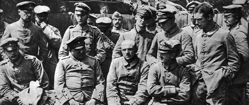 Niemieccy oficerowie w niewoli. Dla żołnierzy Wilhelma II uwięzienie stanowiło doświadczenie szczególnie bolesne. Armia przygotowana była do wojny perfekcyjnie. Zwycięstwo miało nastąpić po kilku tygodniach walk. Plan ten jednak się nie powiódł. Pomimo bohaterstwa i ofiarności wojska, kolejne ofensywy kończyły się fiaskiem. Śmierć zbierała coraz obfitsze żniwo, coraz więcej żołnierzy trafiało za druty obozów jenieckich. Jedyne, co mogło podtrzymywać morale pozbawionych wolności, to nadzieja, że jednak ich ofiara nie poszła na marne i Rzesza pokona w końcu swych wrogów... Niemieccy oficerowie w niewoli. Dla żołnierzy Wilhelma II uwięzienie stanowiło doświadczenie szczególnie bolesne. Armia przygotowana była do wojny perfekcyjnie. Zwycięstwo miało nastąpić po kilku tygodniach walk. Plan ten jednak się nie powiódł. Pomimo bohaterstwa i ofiarności wojska, kolejne ofensywy kończyły się fiaskiem. Śmierć zbierała coraz obfitsze żniwo, coraz więcej żołnierzy trafiało za druty obozów jenieckich. Jedyne, co mogło podtrzymywać morale pozbawionych wolności, to nadzieja, że jednak ich ofiara nie poszła na marne i Rzesza pokona w końcu swych wrogów...