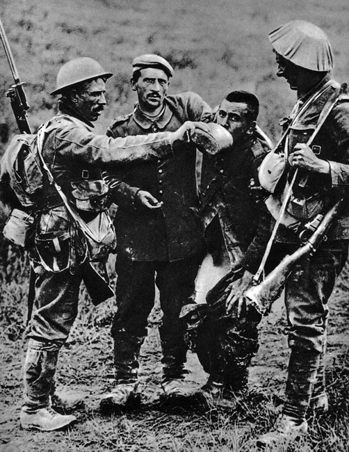 Łyk wody... Pojmaniu wroga towarzyszyły odruchy zwykłego, ludzkiego współczucia. Uzbrojeni po zęby, w pełnym bojowym rynsztunku, Anglicy dają pić słaniającemu się na nogach, podtrzymującemu opadające spodnie, prowadzonemu przez kolegę, rannemu Niemcowi. Łyk wody... Pojmaniu wroga towarzyszyły odruchy zwykłego, ludzkiego współczucia. Uzbrojeni po zęby, w pełnym bojowym rynsztunku, Anglicy dają pić słaniającemu się na nogach, podtrzymującemu opadające spodnie, prowadzonemu przez kolegę, rannemu Niemcowi.