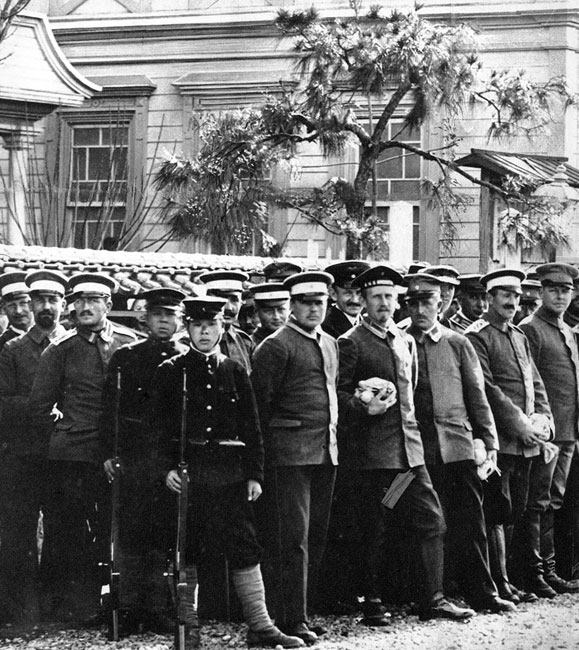 Z dala od ojczyzny. Niemieccy żołnierze w niewoli japońskiej. W pierwszych tygodniach wojny zajęte zostały przez siły sprzymierzonych niemieckie posiadłości na Dalekim Wschodzie. Australijczycy zajęli Nową Gwineę, zaś Japończycy Cingtao w Chinach oraz Samoa, Karoliny, Mariany i Archipelag Bismarcka. Niemieckie oddziały stacjonujące w tych koloniach zamknięte zostały w obozach jenieckich. Ciężar rozłąki z bliskimi potęgowała odległość od Niemiec. Z dala od ojczyzny. Niemieccy żołnierze w niewoli japońskiej. W pierwszych tygodniach wojny zajęte zostały przez siły sprzymierzonych niemieckie posiadłości na Dalekim Wschodzie. Australijczycy zajęli Nową Gwineę, zaś Japończycy Cingtao w Chinach oraz Samoa, Karoliny, Mariany i Archipelag Bismarcka. Niemieckie oddziały stacjonujące w tych koloniach zamknięte zostały w obozach jenieckich. Ciężar rozłąki z bliskimi potęgowała odległość od Niemiec.