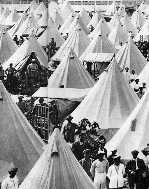 Cywile za drutami. Wojna nie oszczędzała cywilów. Ginęli wskutek ostrzału artyleryjskiego, bombardowań, represji wojsk okupacyjnych. Byli także więzieni, jeżeli w chwili wybuchu wojny znaleźli się na terytorium wrogiego państwa. Zdjęcie przedstawia angielski obóz na Malcie, w którym przetrzymywano internowanych Niemców. Cywile za drutami. Wojna nie oszczędzała cywilów. Ginęli wskutek ostrzału artyleryjskiego, bombardowań, represji wojsk okupacyjnych. Byli także więzieni, jeżeli w chwili wybuchu wojny znaleźli się na terytorium wrogiego państwa. Zdjęcie przedstawia angielski obóz na Malcie, w którym przetrzymywano internowanych Niemców.