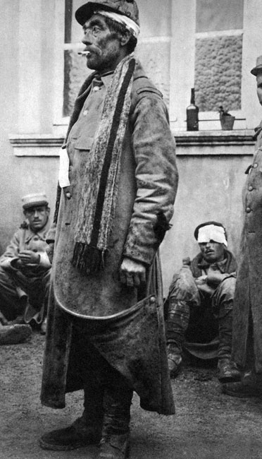 Poilu. Kudłacz, kosmaty, nie ogolony... Tak popularnie nazywano francuskich żołnierzy z okresu Wielkiej Wojny. Służba w okopach, gdzie przez sześć - osiem dni z rzędu nie było możliwości umycia się, ogolenia, zmiany ubrania, sprzyjała upadkowi podstawowych norm respektowanych w cywilizowanym społeczeństwie. Z jednej strony ludzie byli coraz bardziej prostaccy i wulgarni: nie zwracali uwagi na swój wygląd i odór, bez żenady, nie starając się schować przed wzrokiem kolegów, załatwiali potrzeby fizjologiczne. Z drugiej strony wspólny los nieprawdopodobnie zbliżał: towarzysze walki stawali się sobie bliscy, pękały bariery społeczne, rodziło się prawdziwe koleżeństwo, powstawała rzeczywista solidarność. Poilu. Kudłacz, kosmaty, nie ogolony... Tak popularnie nazywano francuskich żołnierzy z okresu Wielkiej Wojny. Służba w okopach, gdzie przez sześć - osiem dni z rzędu nie było możliwości umycia się, ogolenia, zmiany ubrania, sprzyjała upadkowi podstawowych norm respektowanych w cywilizowanym społeczeństwie. Z jednej strony ludzie byli coraz bardziej prostaccy i wulgarni: nie zwracali uwagi na swój wygląd i odór, bez żenady, nie starając się schować przed wzrokiem kolegów, załatwiali potrzeby fizjologiczne. Z drugiej strony wspólny los nieprawdopodobnie zbliżał: towarzysze walki stawali się sobie bliscy, pękały bariery społeczne, rodziło się prawdziwe koleżeństwo, powstawała rzeczywista solidarność.