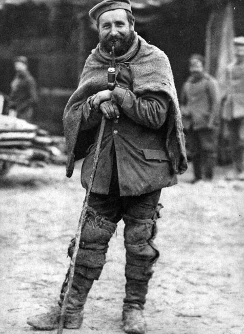 Frontschweine. Świnia frontowa - niemiecki odpowiednik francuskiego poilu. Zarośnięty, obwiązany szmatami Niemiec prezentuje, mimo wszystko, zuchowatą minę. W okopach niemieckich, podobnie jak i w alianckich panował brud, a rządy sprawowały wszy, karaluchy i szczury. Upiorne realia wojny pozycyjnej gasiły entuzjazm pierwszych miesięcy konfliktu. Czynnikiem utrzymującym chęć do walki było poczucie obowiązku wobec kolegów. Świadomość zależności od towarzyszy, ale i odpowiedzialności za nich, składały się na jedną z najważniejszych konsekwencji wojny - wspólnotę kombatanckich doświadczeń. Dała ona początek nurtom politycznym, jak faszyzm i nazizm, które wyrosły z frustracji byłych żołnierzy. Frontschweine. Świnia frontowa - niemiecki odpowiednik francuskiego poilu. Zarośnięty, obwiązany szmatami Niemiec prezentuje, mimo wszystko, zuchowatą minę. W okopach niemieckich, podobnie jak i w alianckich panował brud, a rządy sprawowały wszy, karaluchy i szczury. Upiorne realia wojny pozycyjnej gasiły entuzjazm pierwszych miesięcy konfliktu. Czynnikiem utrzymującym chęć do walki było poczucie obowiązku wobec kolegów. Świadomość zależności od towarzyszy, ale i odpowiedzialności za nich, składały się na jedną z najważniejszych konsekwencji wojny - wspólnotę kombatanckich doświadczeń. Dała ona początek nurtom politycznym, jak faszyzm i nazizm, które wyrosły z frustracji byłych żołnierzy.