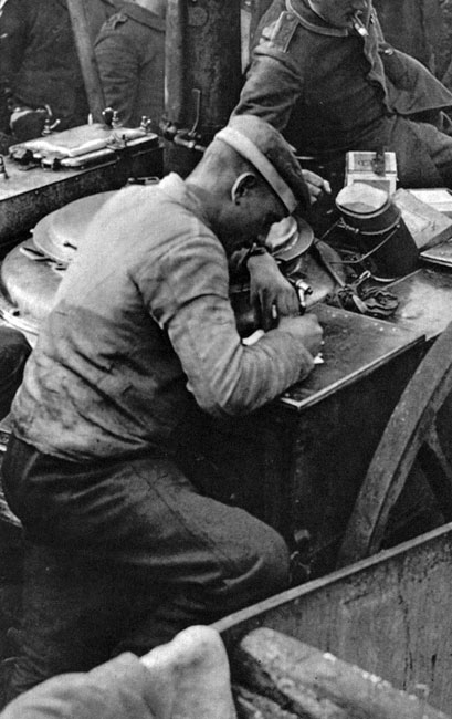 List do domu. Korespondencja żołnierzy frontowych z bliskimi dostarczyła kanadyjskiemu historykowi Modrisowi Eksteinsowi bogatego materiału do zbadania postaw i poglądów tego środowiska. Zasadniczym, dostrzeżonym przez tego autora, motywem było poczucie obcości i niezrozumienia, z jakim żołnierze spotykali się u cywilów - czy to bawiąc w domu podczas urlopu, czy otrzymując listy od rodzin. Dla weteranów walk życie z dala od frontu i związane z nim problemy były płaskie, miałkie i nieważne. Pogłębiało to uczucie wyizolowania, a zarazem braterstwa łączącego z własnym środowiskiem - z armią, która stanowiła esencję najwyższych wartości. Odcięcie się od dawnego świata, niechęć do dawnych więzi społecznych były wyrazem nadejścia zupełnie nowej epoki. List do domu. Korespondencja żołnierzy frontowych z bliskimi dostarczyła kanadyjskiemu historykowi Modrisowi Eksteinsowi bogatego materiału do zbadania postaw i poglądów tego środowiska. Zasadniczym, dostrzeżonym przez tego autora, motywem było poczucie obcości i niezrozumienia, z jakim żołnierze spotykali się u cywilów - czy to bawiąc w domu podczas urlopu, czy otrzymując listy od rodzin. Dla weteranów walk życie z dala od frontu i związane z nim problemy były płaskie, miałkie i nieważne. Pogłębiało to uczucie wyizolowania, a zarazem braterstwa łączącego z własnym środowiskiem - z armią, która stanowiła esencję najwyższych wartości. Odcięcie się od dawnego świata, niechęć do dawnych więzi społecznych były wyrazem nadejścia zupełnie nowej epoki.