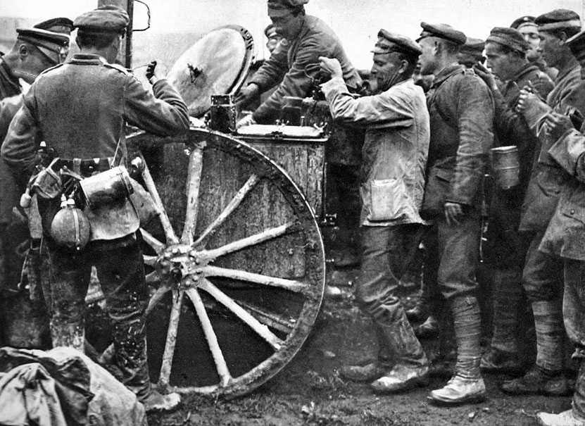 Kolejka po gorący posiłek. Gdy w sierpniu 1914 roku Niemcy maszerowali przez Belgię, drogami tego państwa toczyły się kuchnie polowe, w których kucharze mieszali wrzącą zupę. Z czasem aprowizacja zaczęła szwankować. Głód dawał się żołnierzom we znaki. Mimo to, morale walczących armii było, przez cały okres wojny, bardzo wysokie. Przypadki niesubordynacji w armii niemieckiej były wyjątkowe. Słabe próby buntów wystąpiły jedynie w marynarce wojennej pod sam koniec wojny. W szeregach francuskich poważniejsza fala niezadowolenia zdarzyła się wiosną 1917 roku po załamaniu ofensywy pod Chemin des Dames. Poilus protestowali wówczas przeciwko uciążliwości służby w okopach. Łamanie dyscypliny czy dezercje należały jednak do rzadkości. Wpływało na to poczucie solidarności walczących i świadomość spełniania nader ważnego obowiązku wobec własnego narodu. Kolejka po gorący posiłek. Gdy w sierpniu 1914 roku Niemcy maszerowali przez Belgię, drogami tego państwa toczyły się kuchnie polowe, w których kucharze mieszali wrzącą zupę. Z czasem aprowizacja zaczęła szwankować. Głód dawał się żołnierzom we znaki. Mimo to, morale walczących armii było, przez cały okres wojny, bardzo wysokie. Przypadki niesubordynacji w armii niemieckiej były wyjątkowe. Słabe próby buntów wystąpiły jedynie w marynarce wojennej pod sam koniec wojny. W szeregach francuskich poważniejsza fala niezadowolenia zdarzyła się wiosną 1917 roku po załamaniu ofensywy pod Chemin des Dames. Poilus protestowali wówczas przeciwko uciążliwości służby w okopach. Łamanie dyscypliny czy dezercje należały jednak do rzadkości. Wpływało na to poczucie solidarności walczących i świadomość spełniania nader ważnego obowiązku wobec własnego narodu.