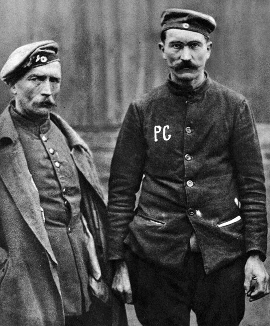 Jeńcy okresu pokoju. Część wziętych do niewoli na Zachodzie Niemców powróciła do domów dopiero w roku 1920. Świadomość klęski i upokarzające odosobnienie nie pozostało bez wpływu na świadomość tych ludzi. Wracali do kraju pokonanego, okrojonego, zmuszonego do spłaty ogromnych reparacji. Nosili w sobie pragnienie odwetu. Jeńcy okresu pokoju. Część wziętych do niewoli na Zachodzie Niemców powróciła do domów dopiero w roku 1920. Świadomość klęski i upokarzające odosobnienie nie pozostało bez wpływu na świadomość tych ludzi. Wracali do kraju pokonanego, okrojonego, zmuszonego do spłaty ogromnych reparacji. Nosili w sobie pragnienie odwetu.