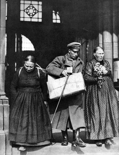 Powrót. Niemiecki weteran powraca z niewoli w 1920. Nie ma już Cesarstwa Niemieckiego. Republika Weimarska boryka się z inflacją, bezrobociem, spłatą odszkodowań. Niemcy utracili Alzację i Lotaryngię, Pomorze Gdańskie, Poznańskie, część Śląska. Nadrenia okupowana była przez zwycięzców. Armia niemiecka została zredukowana do 100 tys. żołnierzy, pozbawiona lotnictwa, broni pancernej, ciężkiej artylerii. Warunki pokoju podyktowanego w Wersalu zwyciężonym były bardzo ciężkie, co rozumieli już współcześni - jak choćby angielski ekonomista John Maynard Keynes. Obawiał się on, by traktat podpisany 28 czerwca 1919 roku nie doprowadził do nowej wojny... W jej wznieceniu niemały udział mięli właśnie pokonani żołnierze Wielkiej Wojny. Zmuszeni do kapitulacji, nie wyrzekli się celów, które przyświecały im w okopach. Nie zapomnieli poległych kolegów, atmosfery braterstwa, poczucia wspólnoty. W kilkanaście lat później poparli szaleńca, który odwoływał się do tych właśnie wartości - Adolfa Hitlera. Powrót. Niemiecki weteran powraca z niewoli w 1920. Nie ma już Cesarstwa Niemieckiego. Republika Weimarska boryka się z inflacją, bezrobociem, spłatą odszkodowań. Niemcy utracili Alzację i Lotaryngię, Pomorze Gdańskie, Poznańskie, część Śląska. Nadrenia okupowana była przez zwycięzców. Armia niemiecka została zredukowana do 100 tys. żołnierzy, pozbawiona lotnictwa, broni pancernej, ciężkiej artylerii. Warunki pokoju podyktowanego w Wersalu zwyciężonym były bardzo ciężkie, co rozumieli już współcześni - jak choćby angielski ekonomista John Maynard Keynes. Obawiał się on, by traktat podpisany 28 czerwca 1919 roku nie doprowadził do nowej wojny... W jej wznieceniu niemały udział mięli właśnie pokonani żołnierze Wielkiej Wojny. Zmuszeni do kapitulacji, nie wyrzekli się celów, które przyświecały im w okopach. Nie zapomnieli poległych kolegów, atmosfery braterstwa, poczucia wspólnoty. W kilkanaście lat później poparli szaleńca, który odwoływał się do tych właśnie wartości - Adolfa Hitlera.