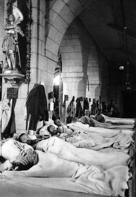 Niemiecki lazaret w kościele. Już pierwsze starcia z armią belgijską przyniosły, tak charakterystyczne dla następnych etapów wojny, szafowanie krwią i życiem żołnierzy. Niemcy atakujący bronione przez Belgów forty padali pod ogniem karabinów maszynowych, tworząc wysokie wały trupów. Ilość rannych była tak wielka, że nie starczało dla nich miejsc w polowych szpitalach. Aby nieść pomoc potrzebującym adoptowano nawet wnętrza świątyń. Niemiecki lazaret w kościele. Już pierwsze starcia z armią belgijską przyniosły, tak charakterystyczne dla następnych etapów wojny, szafowanie krwią i życiem żołnierzy. Niemcy atakujący bronione przez Belgów forty padali pod ogniem karabinów maszynowych, tworząc wysokie wały trupów. Ilość rannych była tak wielka, że nie starczało dla nich miejsc w polowych szpitalach. Aby nieść pomoc potrzebującym adoptowano nawet wnętrza świątyń.