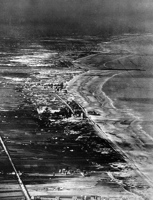 Ostenda w nowej roli - widok z balonu obserwacyjnego. Gdy działania wojenne przybrały w 1914 roku charakter walk pozycyjnych, Ostenda (zajęta przez Niemców) znalazła się w bezpośrednim sąsiedztwie frontu. Ważny handlowy i rybacki port na belgijskim wybrzeżu przed wojną był również znanym w całej Europie, masowo odwiedzanym kurortem. W latach wojny ruch turystyczny zamarł, zaś miasto pocięte zostało okopami. Biała strzałka wskazuje fragment jednego z nich. Ostenda w nowej roli - widok z balonu obserwacyjnego. Gdy działania wojenne przybrały w 1914 roku charakter walk pozycyjnych, Ostenda (zajęta przez Niemców) znalazła się w bezpośrednim sąsiedztwie frontu. Ważny handlowy i rybacki port na belgijskim wybrzeżu przed wojną był również znanym w całej Europie, masowo odwiedzanym kurortem. W latach wojny ruch turystyczny zamarł, zaś miasto pocięte zostało okopami. Biała strzałka wskazuje fragment jednego z nich.