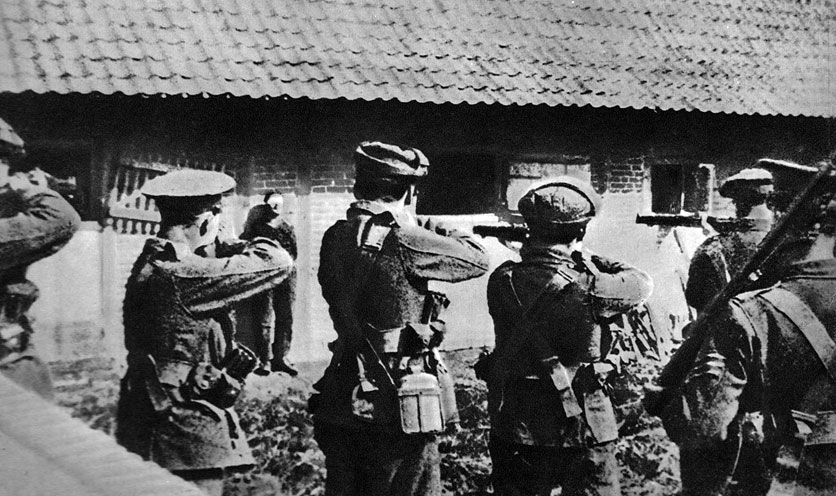 Przed angielskim plutonem egzekucyjnym. Strona aliancka również zawzięcie tropiła ukrytych wrogów. Obawiano się szpiegostwa i szerzenia wrogiej propagandy. Żołnierze nie mogli posiadać aparatów fotograficznych. Wszystkie listy z frontu starannie kontrolowała cenzura. Walczącym i cywilom wmawiano istnienie sabotażystów, zdrajców i agentów stale przesyłających informacje wrogowi. Surowo karano przejawy niesubordynacji. Okrzepłe demokracje zachodnie, w imię doprowadzenia wojny do zwycięskiego końca, zwiększały znacznie wpływ państwa na obywateli. W warunkach pokoju, na szczęście, taka polityka straciła rację bytu. Przed angielskim plutonem egzekucyjnym. Strona aliancka również zawzięcie tropiła ukrytych wrogów. Obawiano się szpiegostwa i szerzenia wrogiej propagandy. Żołnierze nie mogli posiadać aparatów fotograficznych. Wszystkie listy z frontu starannie kontrolowała cenzura. Walczącym i cywilom wmawiano istnienie sabotażystów, zdrajców i agentów stale przesyłających informacje wrogowi. Surowo karano przejawy niesubordynacji. Okrzepłe demokracje zachodnie, w imię doprowadzenia wojny do zwycięskiego końca, zwiększały znacznie wpływ państwa na obywateli. W warunkach pokoju, na szczęście, taka polityka straciła rację bytu.