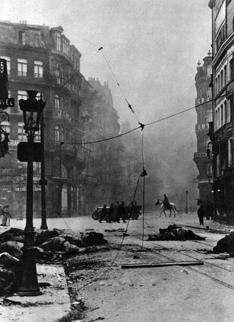 Niemcy na ulicach Lille. Dowództwo francuskie uważało, że to miasto - leżące na północy Francji, nad granicą z Belgią - będzie całkowicie bezpieczne w razie ewentualnej wojny i zupełnie świadomie zrezygnowało z fortyfikowania go. W obliczu rozpoczęcia przez Niemców śmiałego manewru oskrzydlającego armię francuską od północy, Lille zostało ogłoszone miastem otwartym, co nie uchroniło go jednak od walk i zniszczeń dokonanych podczas zajmowania miasta przez oddziały niemieckie. Niemcy na ulicach Lille. Dowództwo francuskie uważało, że to miasto - leżące na północy Francji, nad granicą z Belgią - będzie całkowicie bezpieczne w razie ewentualnej wojny i zupełnie świadomie zrezygnowało z fortyfikowania go. W obliczu rozpoczęcia przez Niemców śmiałego manewru oskrzydlającego armię francuską od północy, Lille zostało ogłoszone miastem otwartym, co nie uchroniło go jednak od walk i zniszczeń dokonanych podczas zajmowania miasta przez oddziały niemieckie.