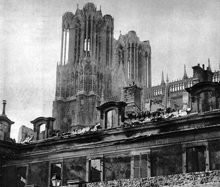 Katedra w Reims po zbombardowaniu przez Niemców. W Reims koronowali się wszyscy królowie francuscy od Chlodwiga poczynając, na Ludwiku XVI kończąc. Zarówno świątynia katedralna, jak i samo miasto, miały dla Francuzów znaczenie szczególne. Chcąc uchronić je od zniszczeń w obliczu zbliżania się Niemców, 3 września ogłoszono je, podobnie jak Lille - miastem otwartym. Mimo to niemiecka artyleria prowadziła ostrzał miasta, a przede wszystkim katedry, tłumacząc to tym, że strzeliste wieże gotyckiego kościoła służą za punkty obserwacyjne posterunkom francuskim. Zniszczenie świątyni spotkało się z ogromnym oburzeniem w całym świecie. Potraktowano je jako symbol niemieckiej brutalności i nieposzanowania wszelkich wartości. Katedra w Reims po zbombardowaniu przez Niemców. W Reims koronowali się wszyscy królowie francuscy od Chlodwiga poczynając, na Ludwiku XVI kończąc. Zarówno świątynia katedralna, jak i samo miasto, miały dla Francuzów znaczenie szczególne. Chcąc uchronić je od zniszczeń w obliczu zbliżania się Niemców, 3 września ogłoszono je, podobnie jak Lille - miastem otwartym. Mimo to niemiecka artyleria prowadziła ostrzał miasta, a przede wszystkim katedry, tłumacząc to tym, że strzeliste wieże gotyckiego kościoła służą za punkty obserwacyjne posterunkom francuskim. Zniszczenie świątyni spotkało się z ogromnym oburzeniem w całym świecie. Potraktowano je jako symbol niemieckiej brutalności i nieposzanowania wszelkich wartości.