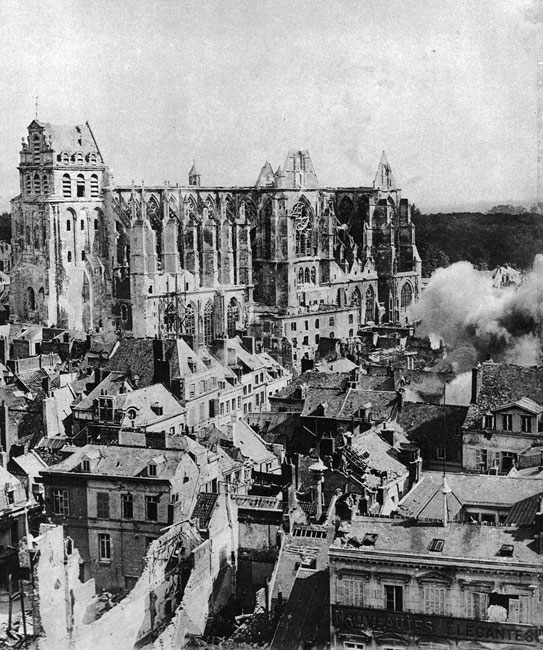 Katedra w Saint-Quentin ostrzelana przez artylerię aliancką. W toku konfliktu obie strony wyzbywały się skrupułów w stosowaniu metod, które wcześniej uznano by za niegodne. Gotycka świątynia w zajętym przez Niemców Saint-Quentin równie dobrze służyć mogła obserwatorom niemieckim, jak katedra w Reims - francuskim, toteż wkrótce podzieliła jej los... Katedra w Saint-Quentin ostrzelana przez artylerię aliancką. W toku konfliktu obie strony wyzbywały się skrupułów w stosowaniu metod, które wcześniej uznano by za niegodne. Gotycka świątynia w zajętym przez Niemców Saint-Quentin równie dobrze służyć mogła obserwatorom niemieckim, jak katedra w Reims - francuskim, toteż wkrótce podzieliła jej los...