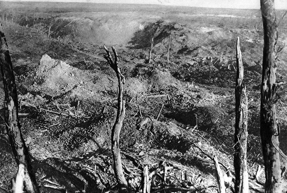 Wioska Beaumont - Hamel. Wielokrotnie, lecz daremnie, szturmowana przez Anglików osada znikła z powierzchni ziemi. Kupka gruzu pośrodku zdjęcia wskazuje miejsce, gdzie znajdował się kościół. Gigantyczne natarcia, śmierć milionów żołnierzy, dążenie do wykrwawienia przeciwnika - to wszystko symbolizowało upadek dawnego, dziewiętnastowiecznego poszanowania dla człowieka, dla ludzkiego życia. Przejmujące obrazy zniszczeń dokonanych w toku działań wojennych zapowiadały także inną nową cechę ludzkości - zdolność do masowego unicestwiania własnego materialnego dorobku i kulturalnego dziedzictwa. Wioska Beaumont - Hamel. Wielokrotnie, lecz daremnie, szturmowana przez Anglików osada znikła z powierzchni ziemi. Kupka gruzu pośrodku zdjęcia wskazuje miejsce, gdzie znajdował się kościół. Gigantyczne natarcia, śmierć milionów żołnierzy, dążenie do wykrwawienia przeciwnika - to wszystko symbolizowało upadek dawnego, dziewiętnastowiecznego poszanowania dla człowieka, dla ludzkiego życia. Przejmujące obrazy zniszczeń dokonanych w toku działań wojennych zapowiadały także inną nową cechę ludzkości - zdolność do masowego unicestwiania własnego materialnego dorobku i kulturalnego dziedzictwa.