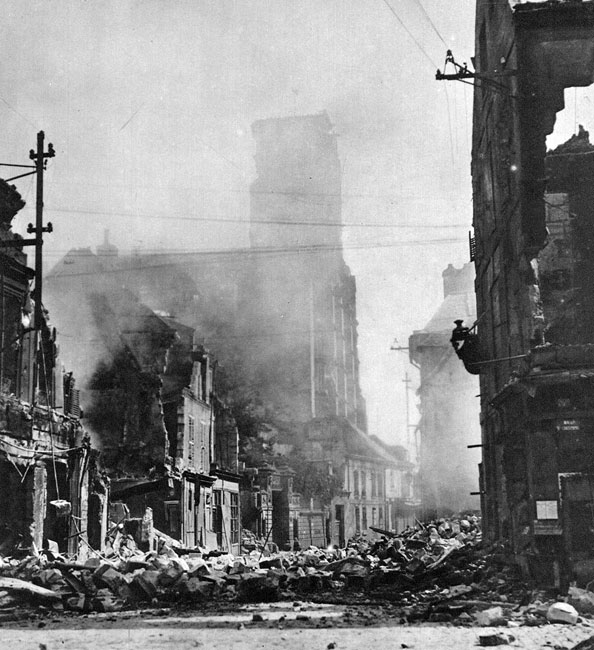 Soissons ponownie w ogniu walk. Maj 1918 roku. Od początku wojny linia frontu przebiegała w pobliżu Soissons. Wiosną 1917 roku Niemcy odrzuceni zostali o kilkadziesiąt kilometrów na wschód, a miasto zajęli alianci. W ręce Niemców przeszło ono 29 maja 1918 roku w wyniku desperackiej ofensywy podjętej w marcu na Froncie Zachodnim. Dramatyczne zmagania odcisnęły swe piętno na obliczu miasta. Zniszczone domy, zasypane gruzem ulice. Choć walki lat 1914- 18 objęły zaledwie północno-wschodnie rejony Francji, to ich intensywność była tak wielka, że spowodowały ogromne straty materialne. Rząd III Republiki ocenił ich wysokość na 130 miliardów franków w złocie. Tragiczne skutki zmagań były widoczne jeszcze przez wiele lat po wojnie. Soissons ponownie w ogniu walk. Maj 1918 roku. Od początku wojny linia frontu przebiegała w pobliżu Soissons. Wiosną 1917 roku Niemcy odrzuceni zostali o kilkadziesiąt kilometrów na wschód, a miasto zajęli alianci. W ręce Niemców przeszło ono 29 maja 1918 roku w wyniku desperackiej ofensywy podjętej w marcu na Froncie Zachodnim. Dramatyczne zmagania odcisnęły swe piętno na obliczu miasta. Zniszczone domy, zasypane gruzem ulice. Choć walki lat 1914- 18 objęły zaledwie północno-wschodnie rejony Francji, to ich intensywność była tak wielka, że spowodowały ogromne straty materialne. Rząd III Republiki ocenił ich wysokość na 130 miliardów franków w złocie. Tragiczne skutki zmagań były widoczne jeszcze przez wiele lat po wojnie.