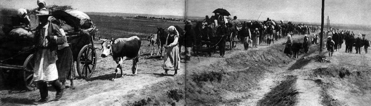 Uchodźcy na drogach Galicji. Sukcesy rosyjskiej ofensywy, podjętej latem 1914 roku na terenie zaboru austriackiego, spowodowały panikę wśród ludności cywilnej, która opuszczała swe domostwa w obawie przed oddziałami rosyjskimi. Ludzie żyjący dotąd w spokoju, bezpiecznie, dostali się w tryby machiny wojennej, która zburzyła ich dotychczasową egzystencję. Wojna nie pozwalała nikomu pozostać na uboczu, dotyczyła wszystkich obywateli walczących państw. Uchodźcy na drogach Galicji. Sukcesy rosyjskiej ofensywy, podjętej latem 1914 roku na terenie zaboru austriackiego, spowodowały panikę wśród ludności cywilnej, która opuszczała swe domostwa w obawie przed oddziałami rosyjskimi. Ludzie żyjący dotąd w spokoju, bezpiecznie, dostali się w tryby machiny wojennej, która zburzyła ich dotychczasową egzystencję. Wojna nie pozwalała nikomu pozostać na uboczu, dotyczyła wszystkich obywateli walczących państw.