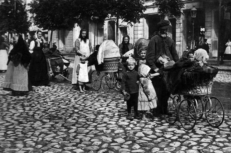 Ucieczka ludności cywilnej w Prusach Wschodnich. Podobnie jak w Galicji, także i na ziemiach niemieckich nadejście Rosjan wzbudzało prawdziwy popłoch. Lęk przed obcą armią podsycany był przez rodzimą propagandę ukazującą najeźdźców jako azjatyckie hordy, nie przestrzegające norm cywilizowanego świata. Ucieczka ludności cywilnej w Prusach Wschodnich. Podobnie jak w Galicji, także i na ziemiach niemieckich nadejście Rosjan wzbudzało prawdziwy popłoch. Lęk przed obcą armią podsycany był przez rodzimą propagandę ukazującą najeźdźców jako azjatyckie hordy, nie przestrzegające norm cywilizowanego świata.