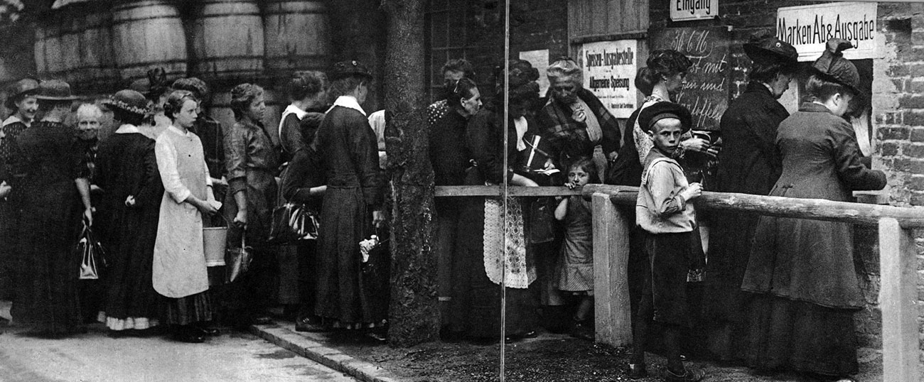 Niemieckie kobiety w kolejce po kartki żywnościowe. Niemcy, które w wyniku podjętej przez aliantów blokady nie mogły liczyć na zamorskie dostawy surowców i żywności, bardzo szybko podjęły działania mające zapewnić zaspokojenie potrzeb armii i społeczeństwa. Rozpisano pożyczki wojenne wśród obywateli i wprowadzono ceny maksymalne. Zobowiązano producentów do obowiązkowych dostaw po ustalanych przez państwo cenach. Wprowadzono reglamentacje podstawowych produktów. Mimo to sytuacja aprowizacyjna Rzeszy stale się pogarszała, co niekorzystnie rzutowało na nastroje społeczeństwa. Już w 1916 roku doszło do zamieszek spowodowanych brakiem żywności. Niemieckie kobiety w kolejce po kartki żywnościowe. Niemcy, które w wyniku podjętej przez aliantów blokady nie mogły liczyć na zamorskie dostawy surowców i żywności, bardzo szybko podjęły działania mające zapewnić zaspokojenie potrzeb armii i społeczeństwa. Rozpisano pożyczki wojenne wśród obywateli i wprowadzono ceny maksymalne. Zobowiązano producentów do obowiązkowych dostaw po ustalanych przez państwo cenach. Wprowadzono reglamentacje podstawowych produktów. Mimo to sytuacja aprowizacyjna Rzeszy stale się pogarszała, co niekorzystnie rzutowało na nastroje społeczeństwa. Już w 1916 roku doszło do zamieszek spowodowanych brakiem żywności.