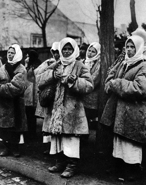 Pod koszarami Cesarsko-Królewskiej Armii. Zgromadzone kobiety przyszły pożegnać odjeżdżających na front mężczyzn. Takie sytuacje europejskie społeczeństwa znały już z poprzednich wojen. Jednak jeszcze nigdy tak wielu mężczyzn nie opuściło swych domów na tak długo... Pod koszarami Cesarsko-Królewskiej Armii. Zgromadzone kobiety przyszły pożegnać odjeżdżających na front mężczyzn. Takie sytuacje europejskie społeczeństwa znały już z poprzednich wojen. Jednak jeszcze nigdy tak wielu mężczyzn nie opuściło swych domów na tak długo...