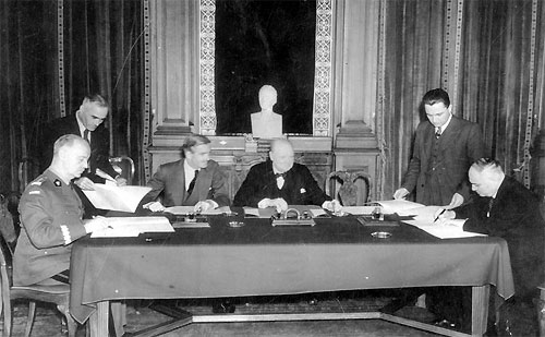 Podpisanie układu Sikorski-Majski, Londyn 30 lipca 1941. Od lewej: Sikorski, Eden, Churchill i Majski (fot. wikimedia) Podpisanie układu Sikorski-Majski, Londyn 30 lipca 1941. Od lewej: Sikorski, Eden, Churchill i Majski (fot. wikimedia)