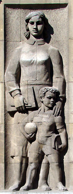 Jedna z socrealistycznych płaskorzeźb na Placu Konstytucji w Warszawie (fot. wikimedia) Jedna z socrealistycznych płaskorzeźb na Placu Konstytucji w Warszawie (fot. wikimedia)