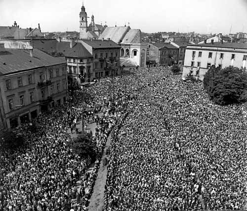 Uroczystości milenijne w Lublinie w czerwcu 1966 r. (fot. ipn.gov.pl) Uroczystości milenijne w Lublinie w czerwcu 1966 r. (fot. ipn.gov.pl)
