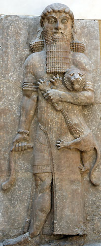 Relief z pałacu króla asyryjskiego Sargona II w Dur-Szarrukin mający przedstawiać Gilgamesza z małym lwem; zbiory Luwru (fot. wikimedia) Relief z pałacu króla asyryjskiego Sargona II w Dur-Szarrukin mający przedstawiać Gilgamesza z małym lwem; zbiory Luwru (fot. wikimedia)