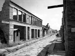 Ulica w Pompejach (stan obecny) - w Rzymie były budowane w podobny sposób